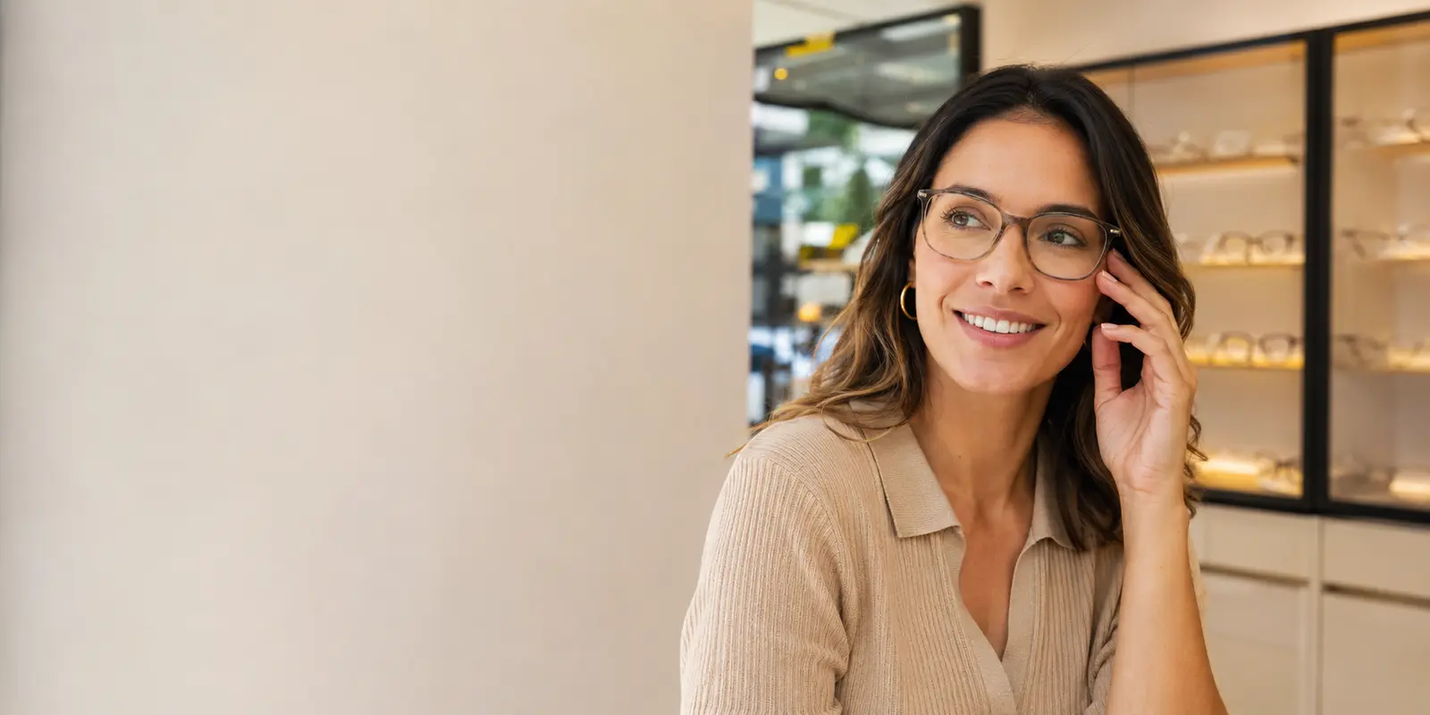 Cliente experimentando óculos de grau em uma ótica moderna